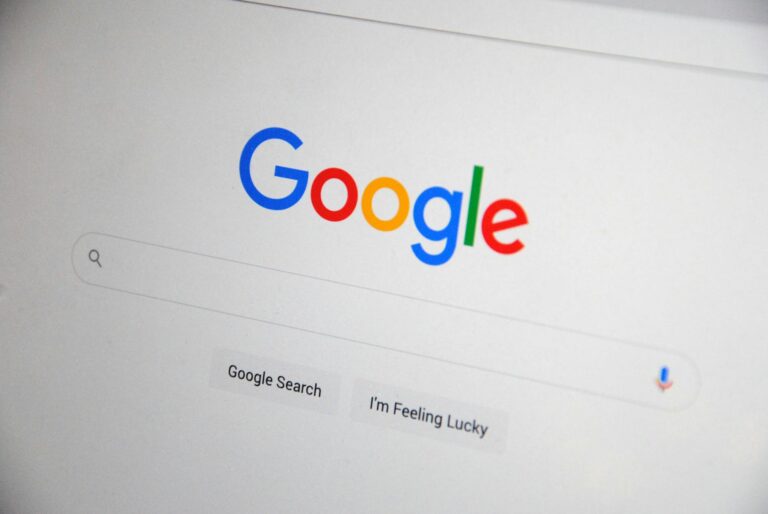 Navegando la Evolución del SEO: IA en Títulos, Spam y Transparencia en Buscadores