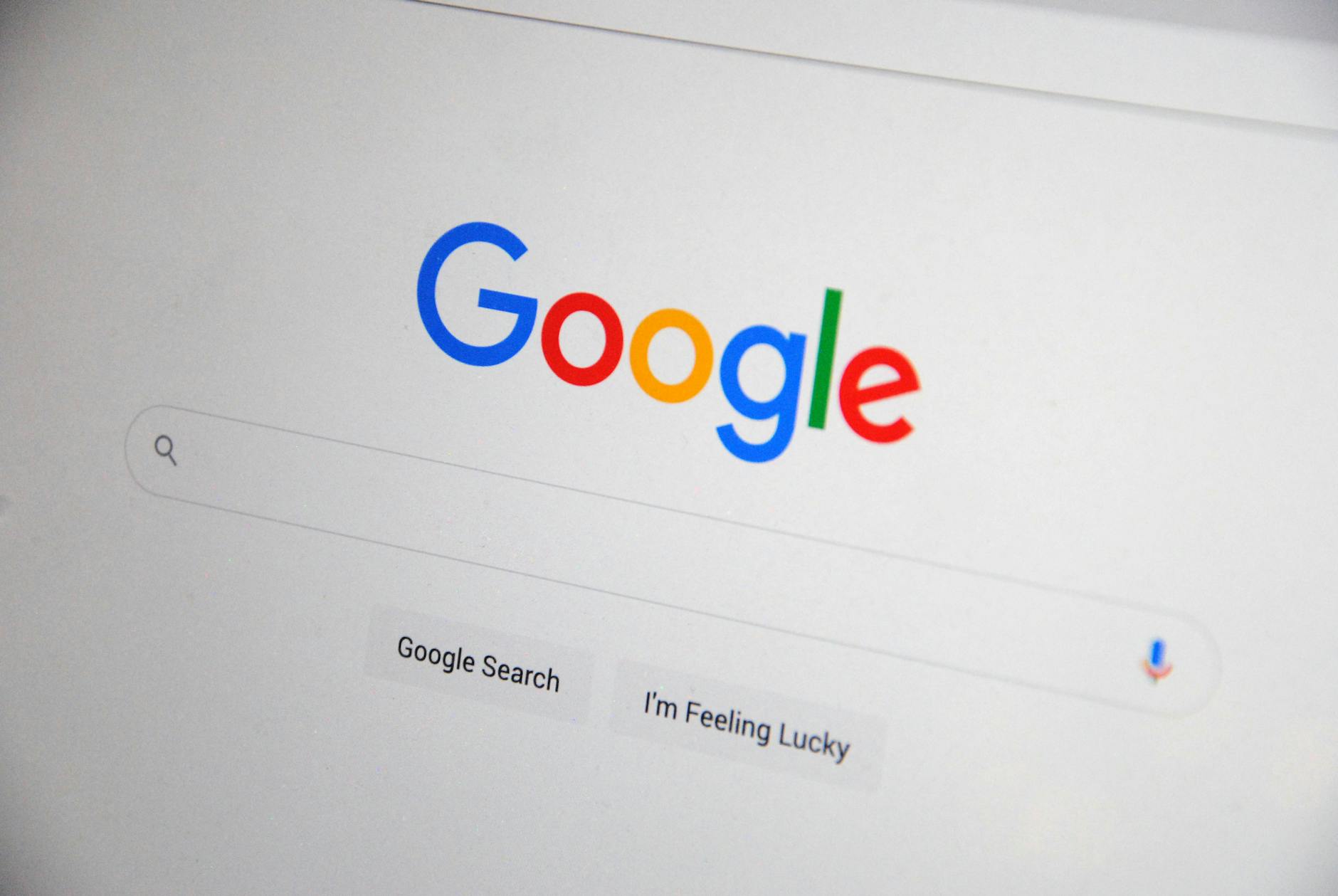 Navegando la Evolución del SEO: IA en Títulos, Spam y Transparencia en Buscadores